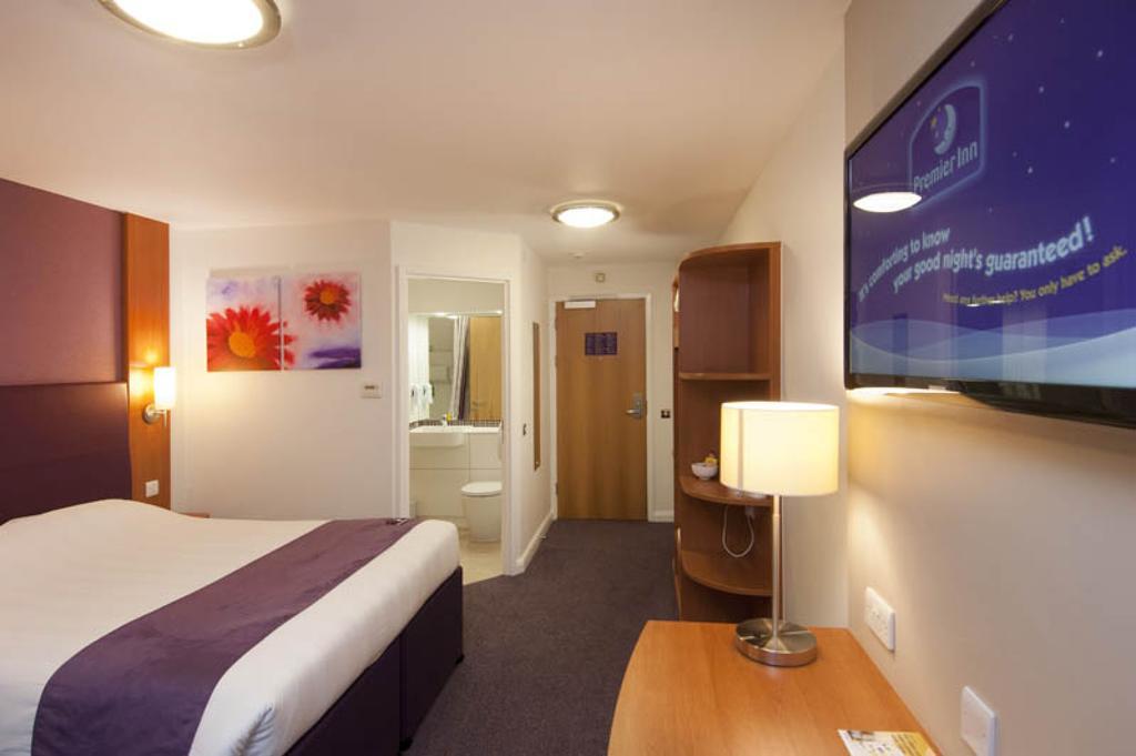 Premier Inn Edinburgh Airport - Newbridge Exteriör bild